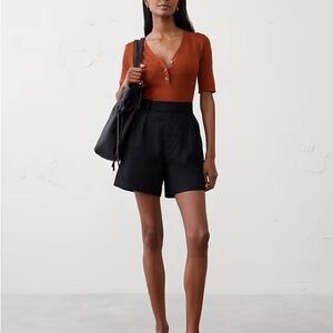 Banana Republic Woman’s ribbed Henley buttoned sweater